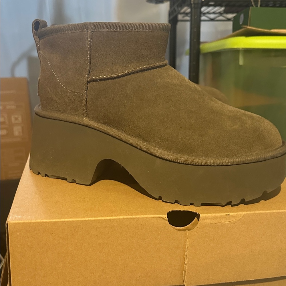 NWT UGG
Classic Ultra Mini New Heights in Hickory 9